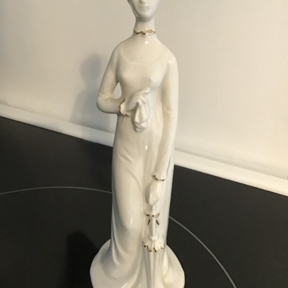 White Porcelain Lady with umbrella and handkerchief trimmed with gold Italy - Picture 8 of 8